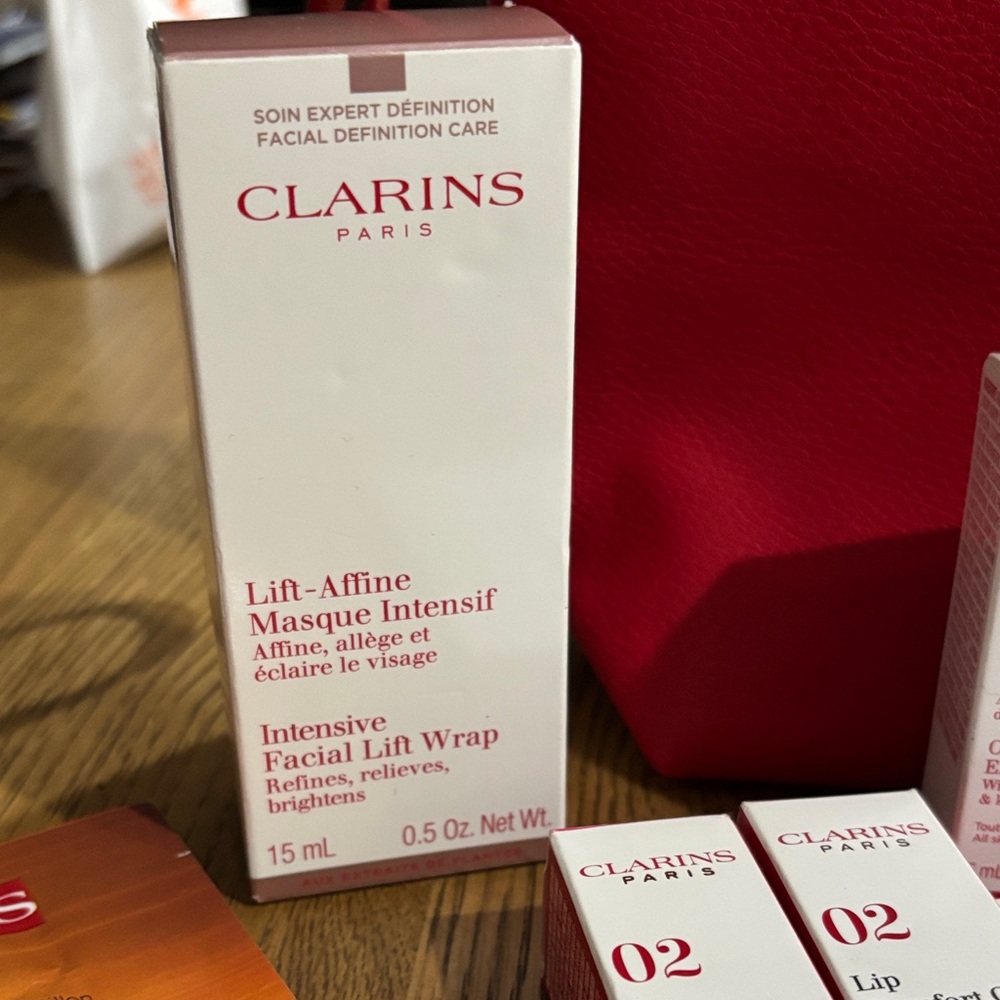 Clarins Vibrant Red Beauty Collection - Picture 5 of 9